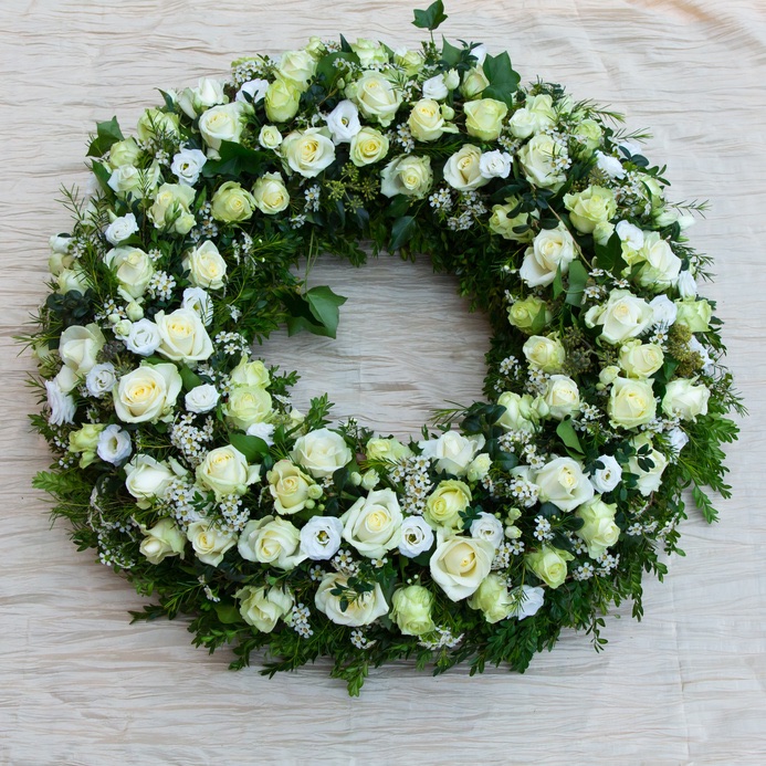 corona funebre con rose e fiori misti bianchi
